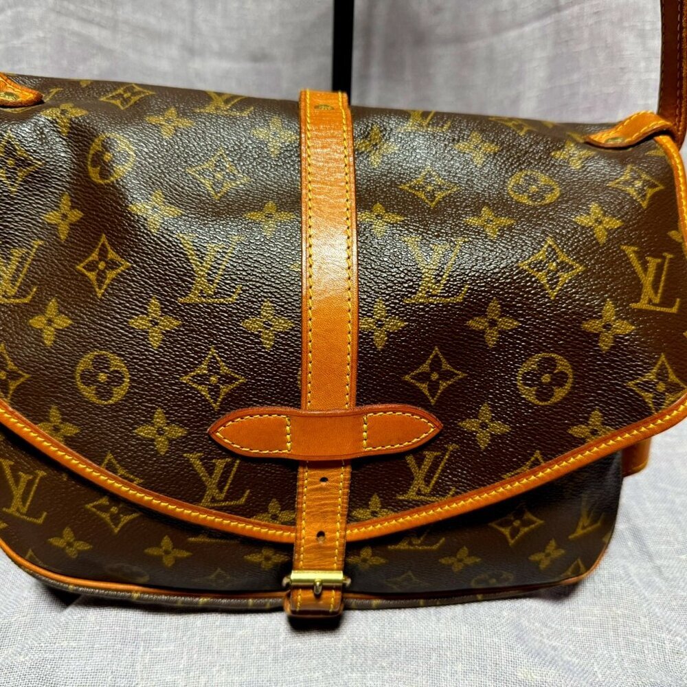 **Authentic** Louis Vuitton Saumur 30